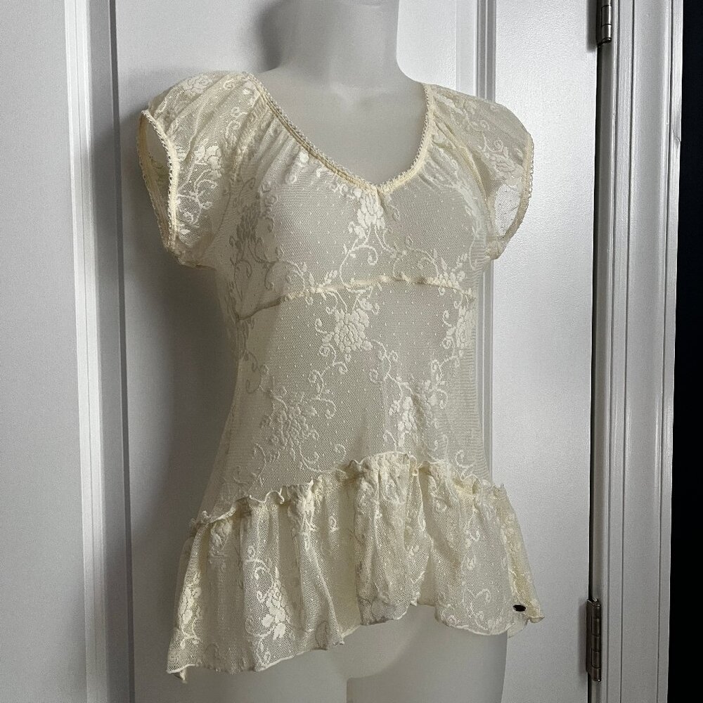 Great condtion! GUESS floral lace top XS